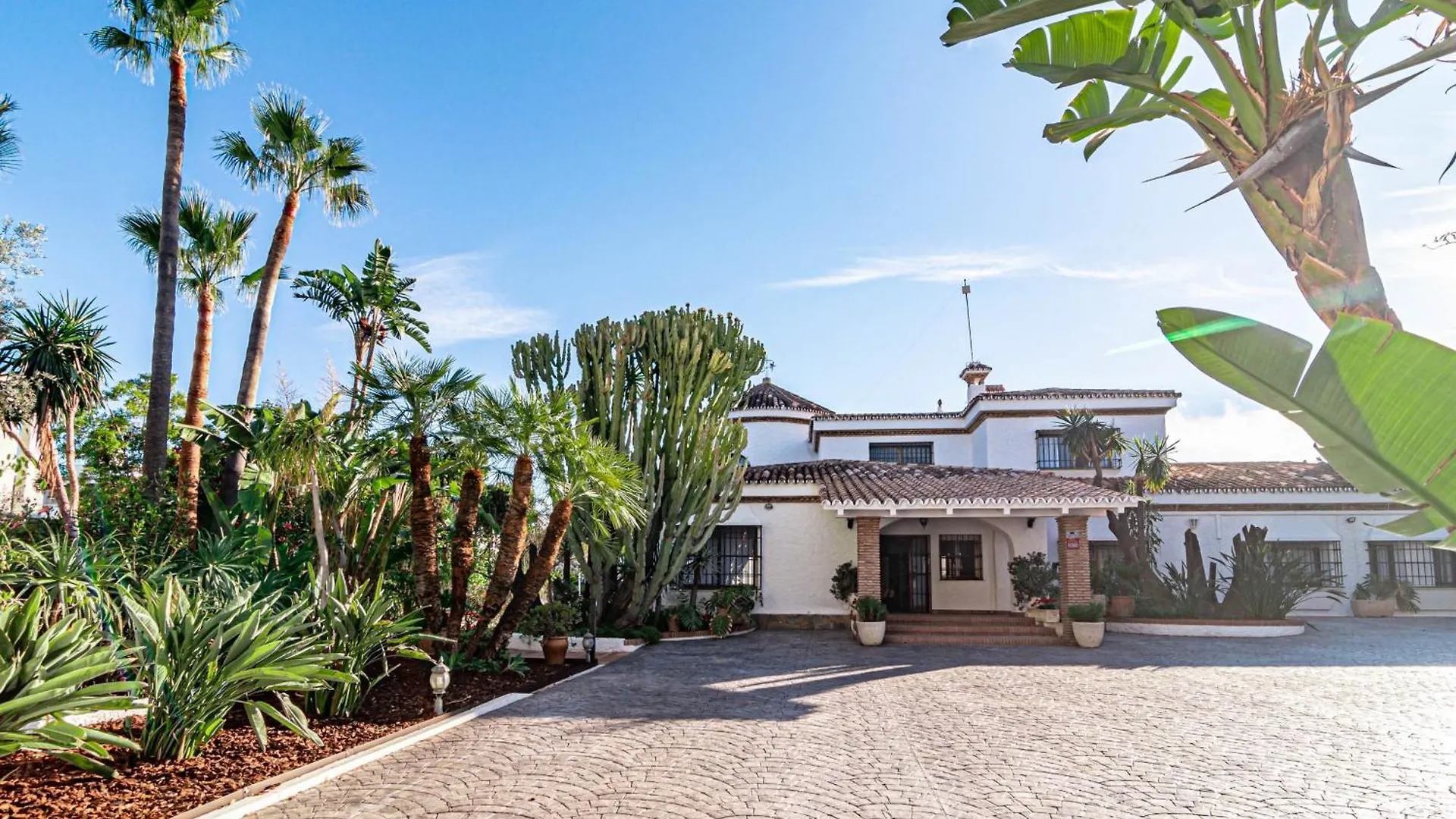 Seaside Paradise Villa With A Private Pool And Walking Distance To The Beach Marbella