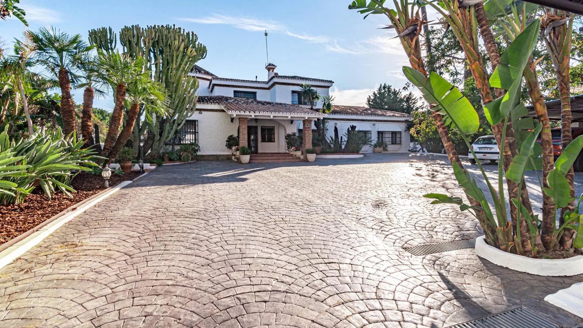 Seaside Paradise Villa With A Private Pool And Walking Distance To The Beach Marbella