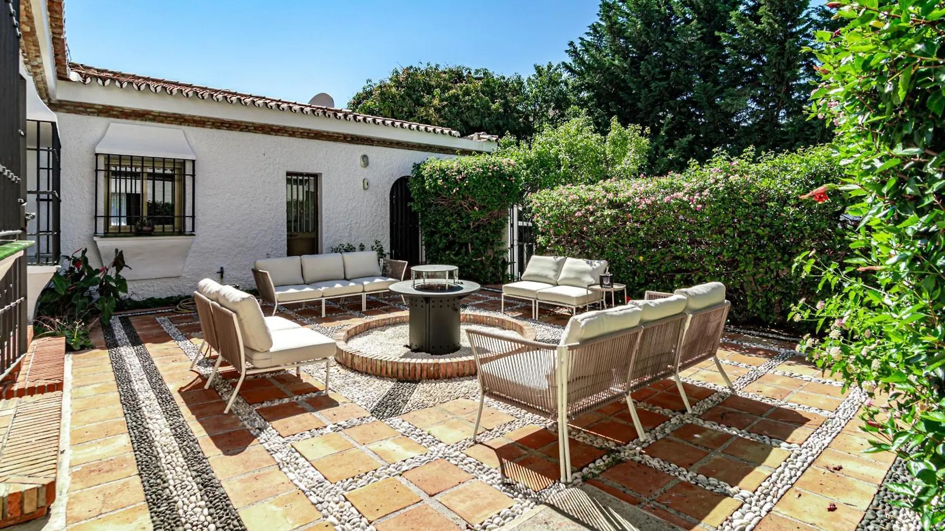 Seaside Paradise Villa With A Private Pool And Walking Distance To The Beach Marbella